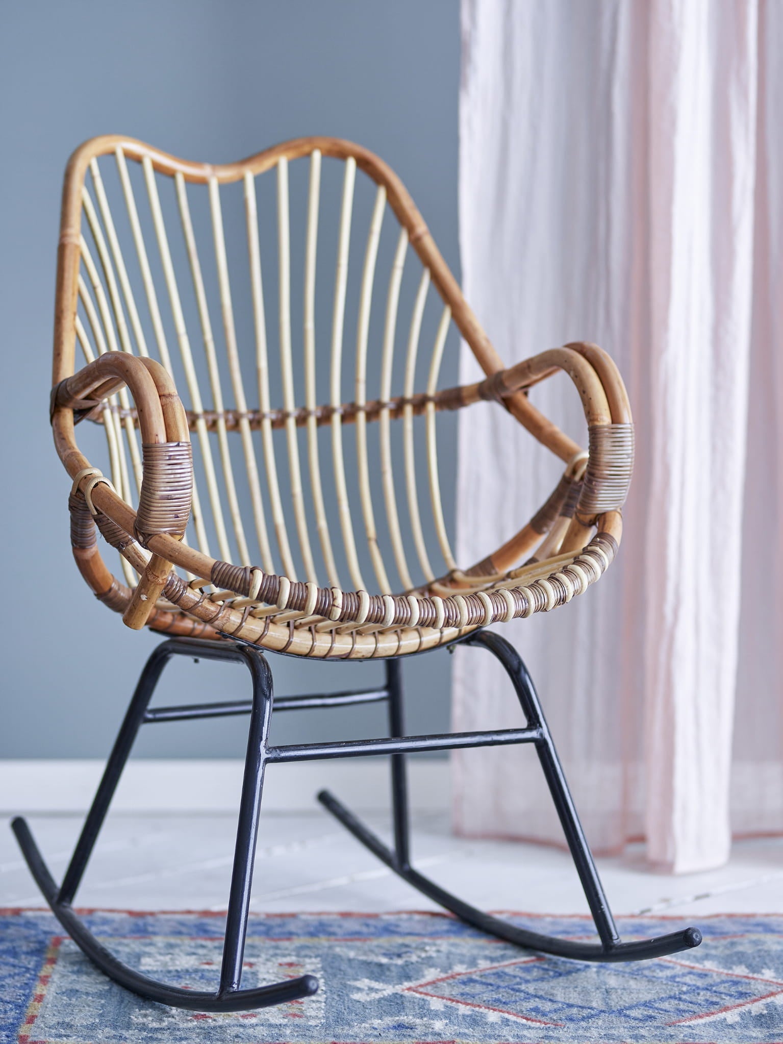 Fotel bujany Reine naturalny rattan Bloomingville
