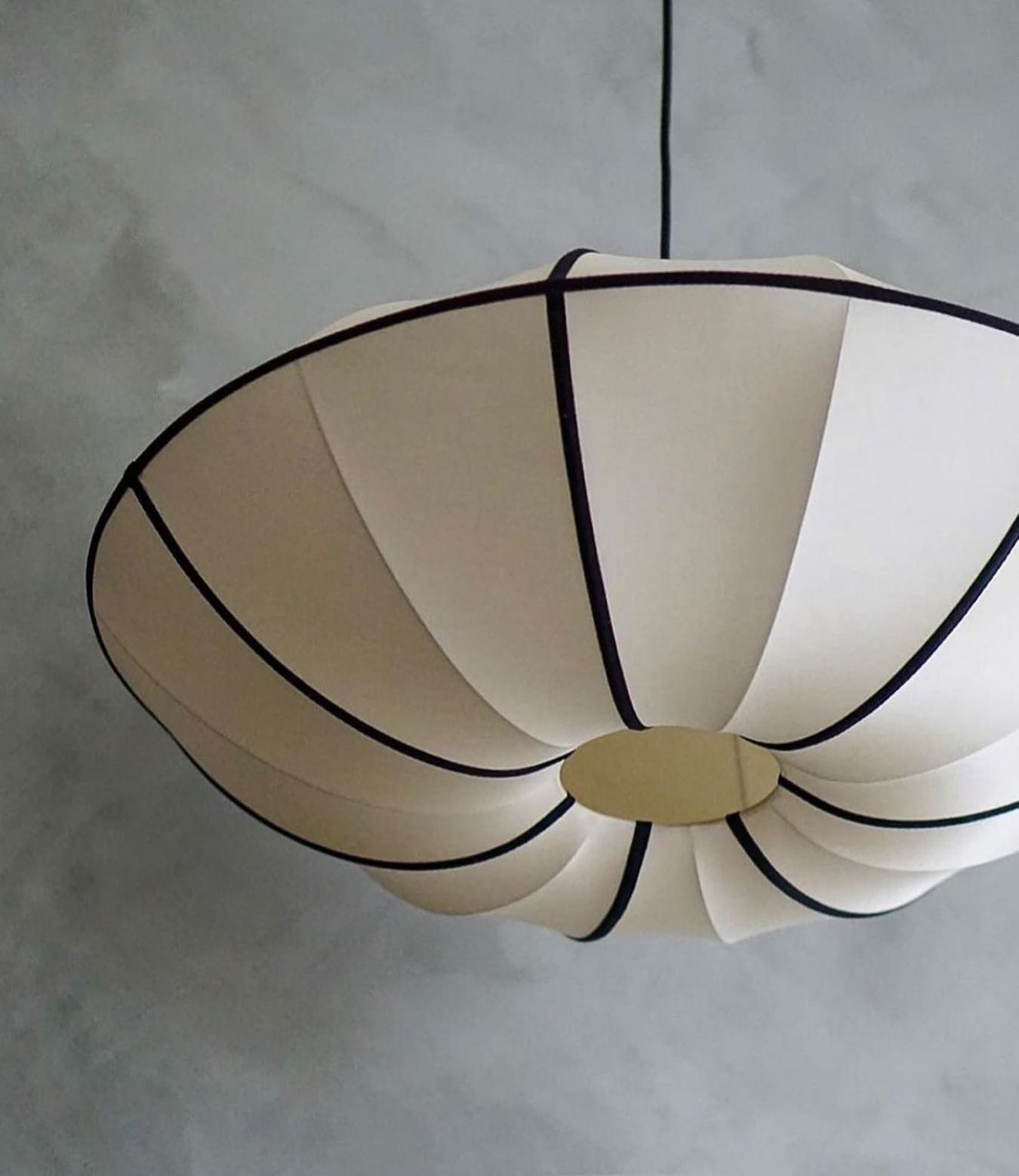 Jedwabna lampa sufitowa Indochina Classic Ufo ø70x27cm czarna lamówka OI SOI OI