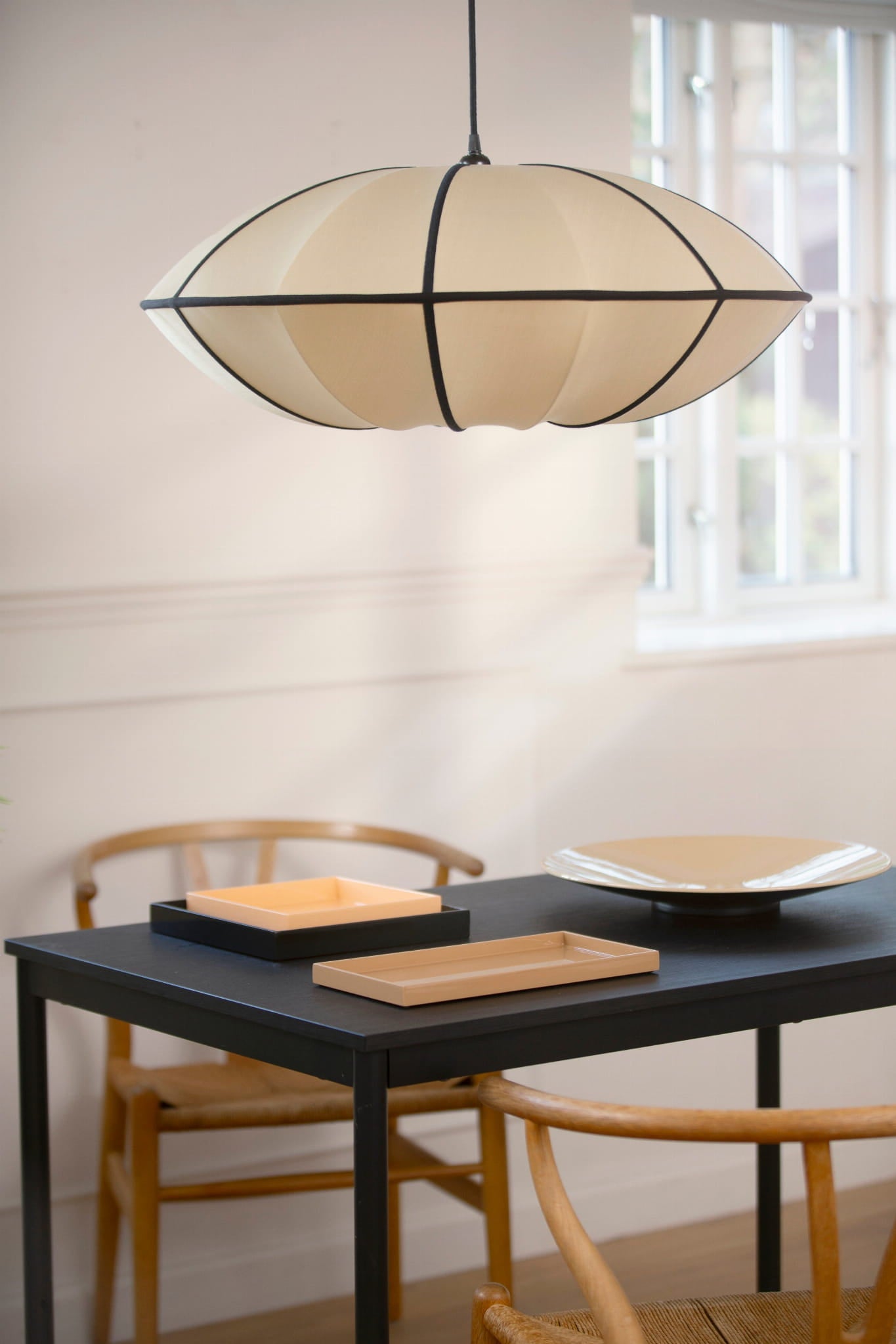 Jedwabna lampa sufitowa Indochina Classic Ufo ø70x27cm czarna lamówka OI SOI OI