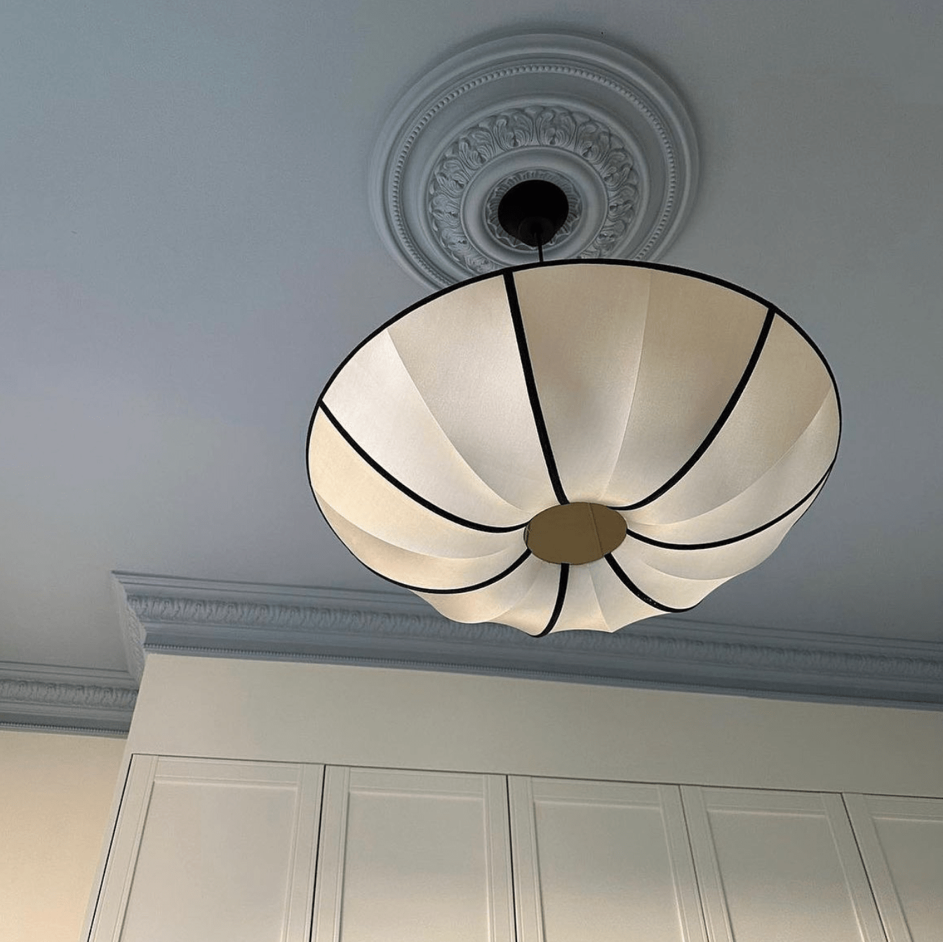 Jedwabna lampa sufitowa Indochina Classic Ufo ø70x27cm czarna lamówka OI SOI OI