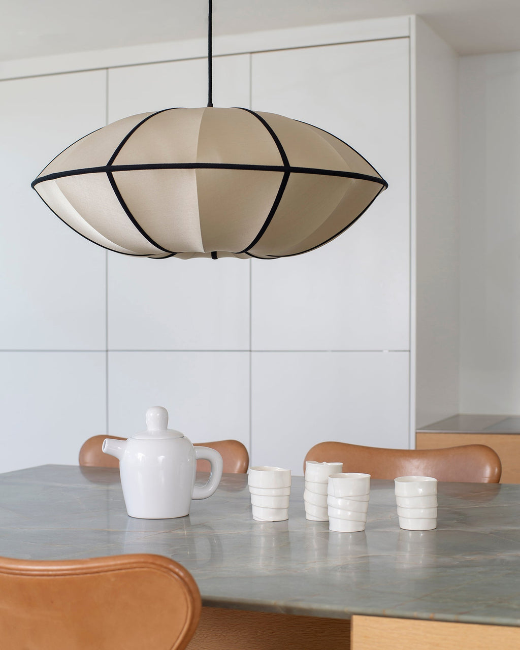Jedwabna lampa sufitowa Indochina Classic Ufo ø70x27cm czarna lamówka OI SOI OI