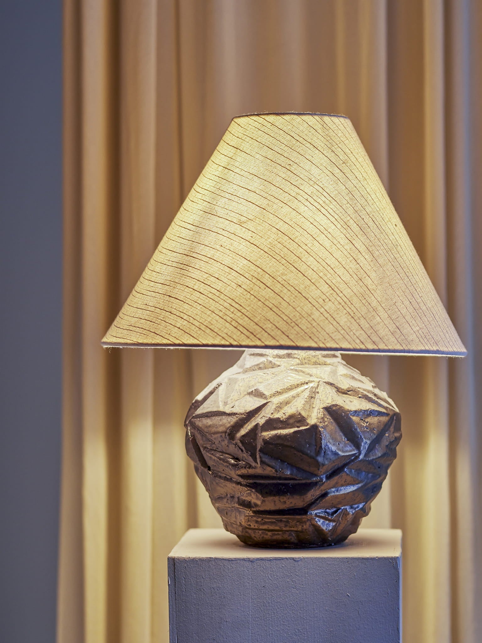 Lampa stołowa Carolla brązowa kamionka Bloomingville