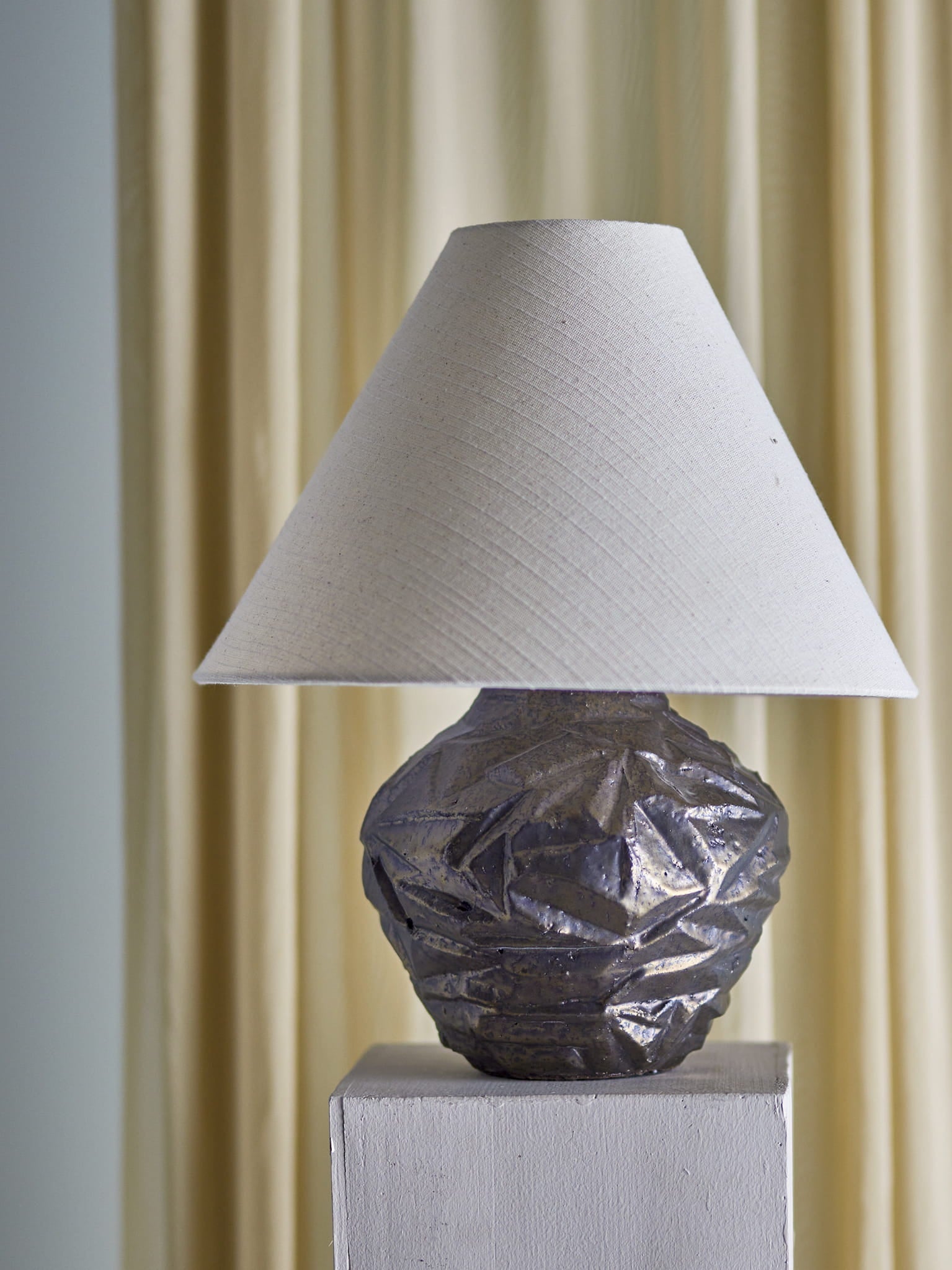 Lampa stołowa Carolla brązowa kamionka Bloomingville
