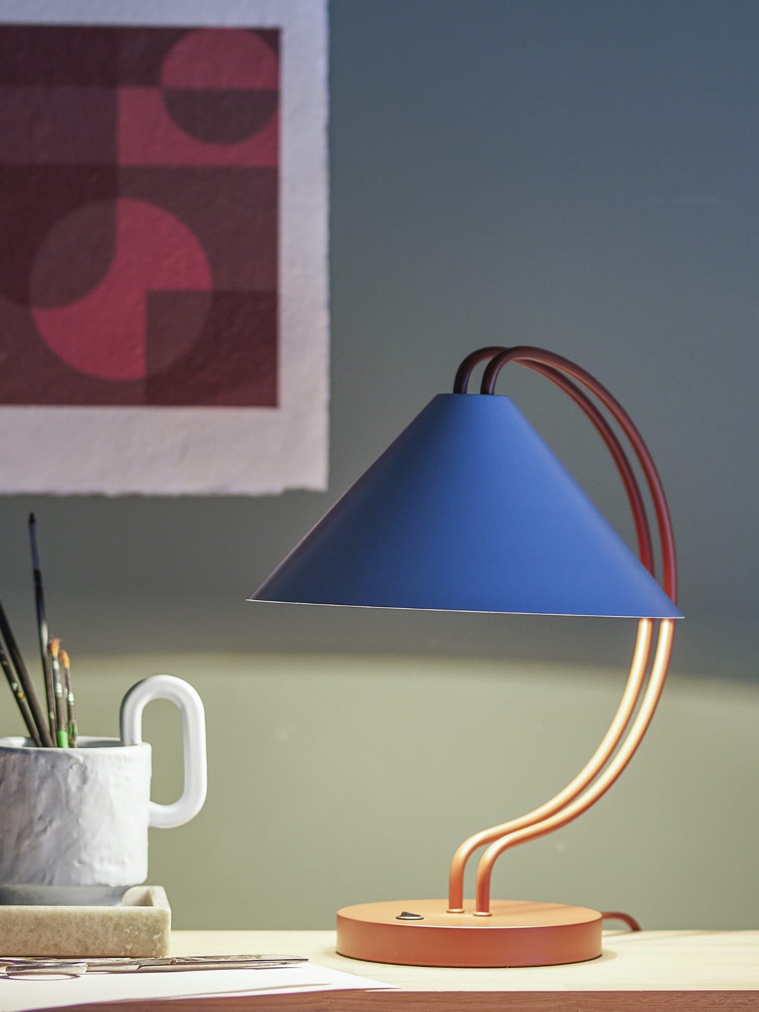Lampa stołowa Janya czerwona metalowa Bloomingville