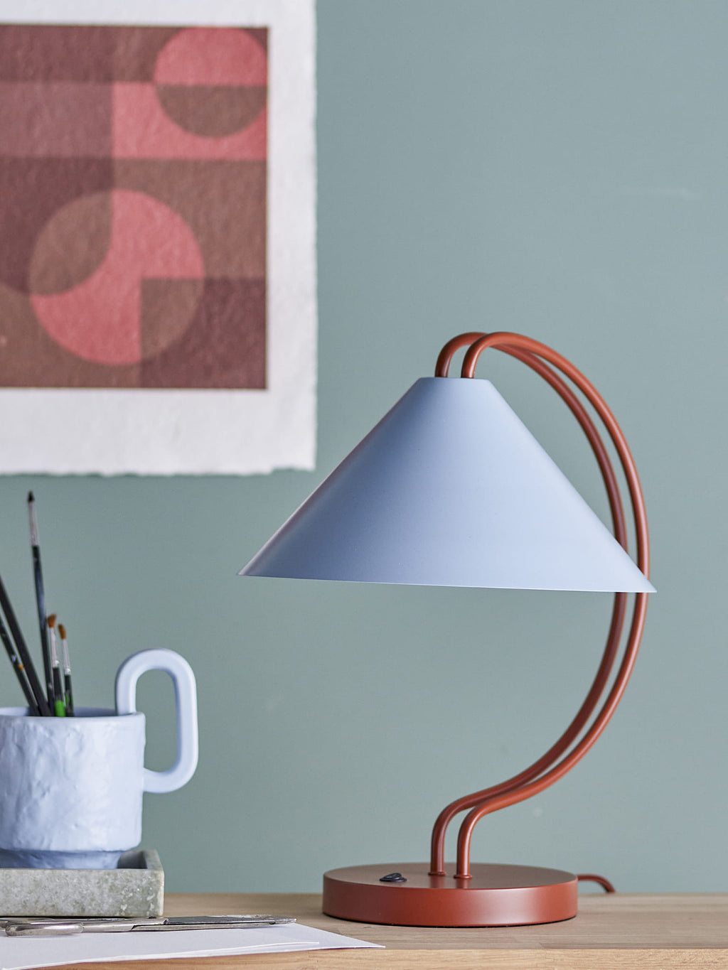 Lampa stołowa Janya czerwona metalowa Bloomingville