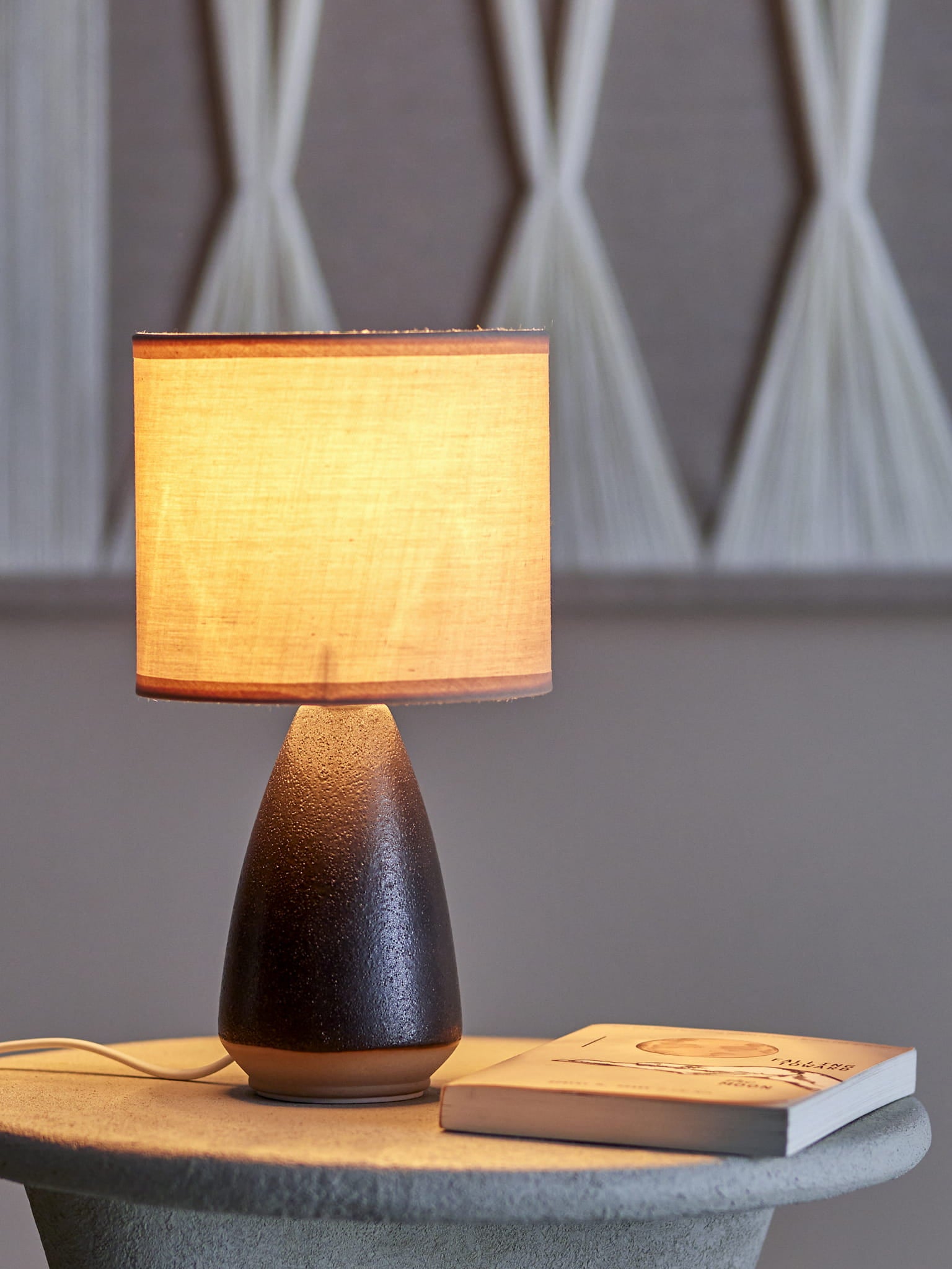 Lampa stołowa Paprica czarna kamionka Ø15x28cm Bloomingville Bloomingville