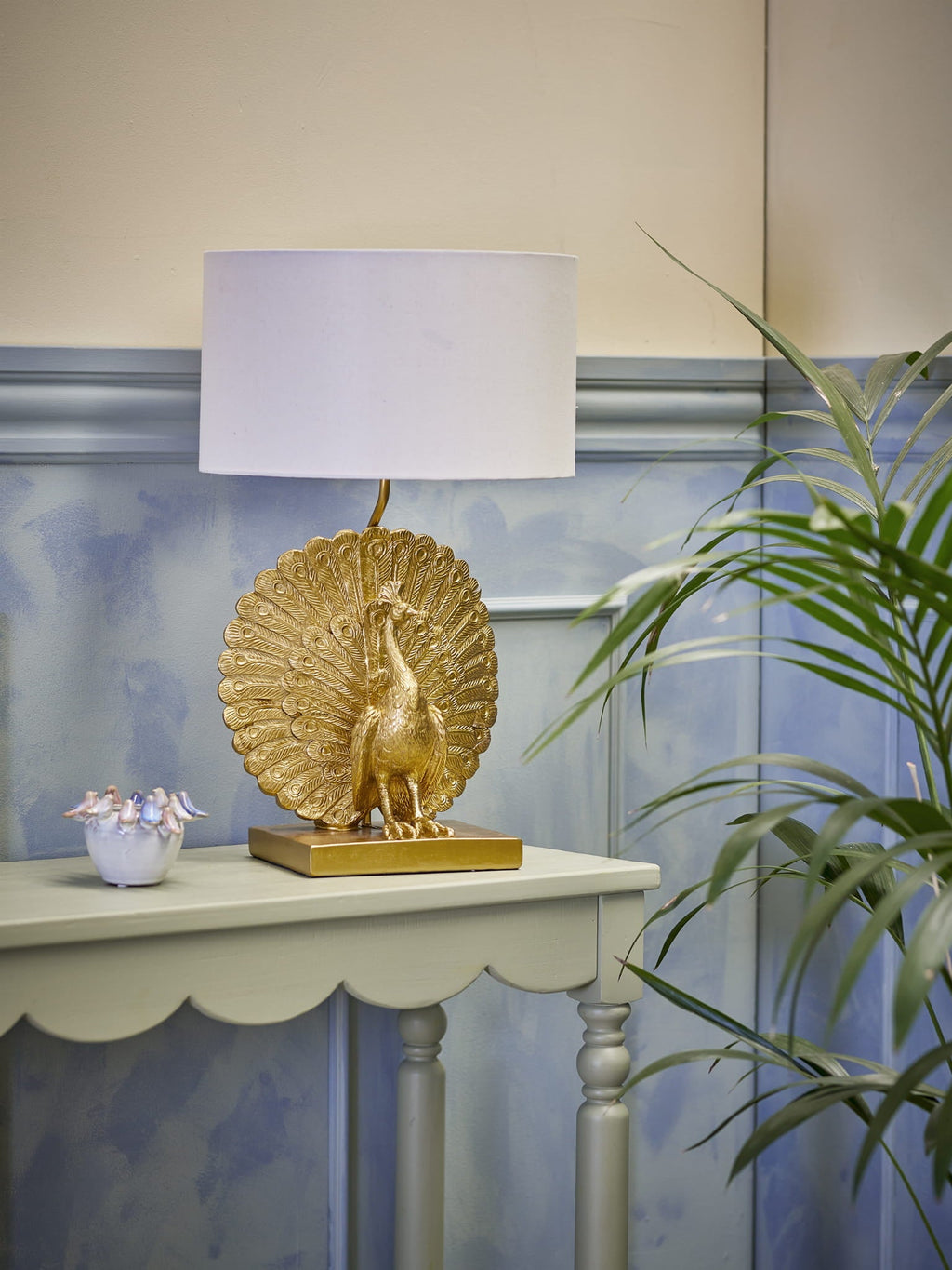 Lampa stołowa Peacock złota żywica poliestrowa Bloomingville