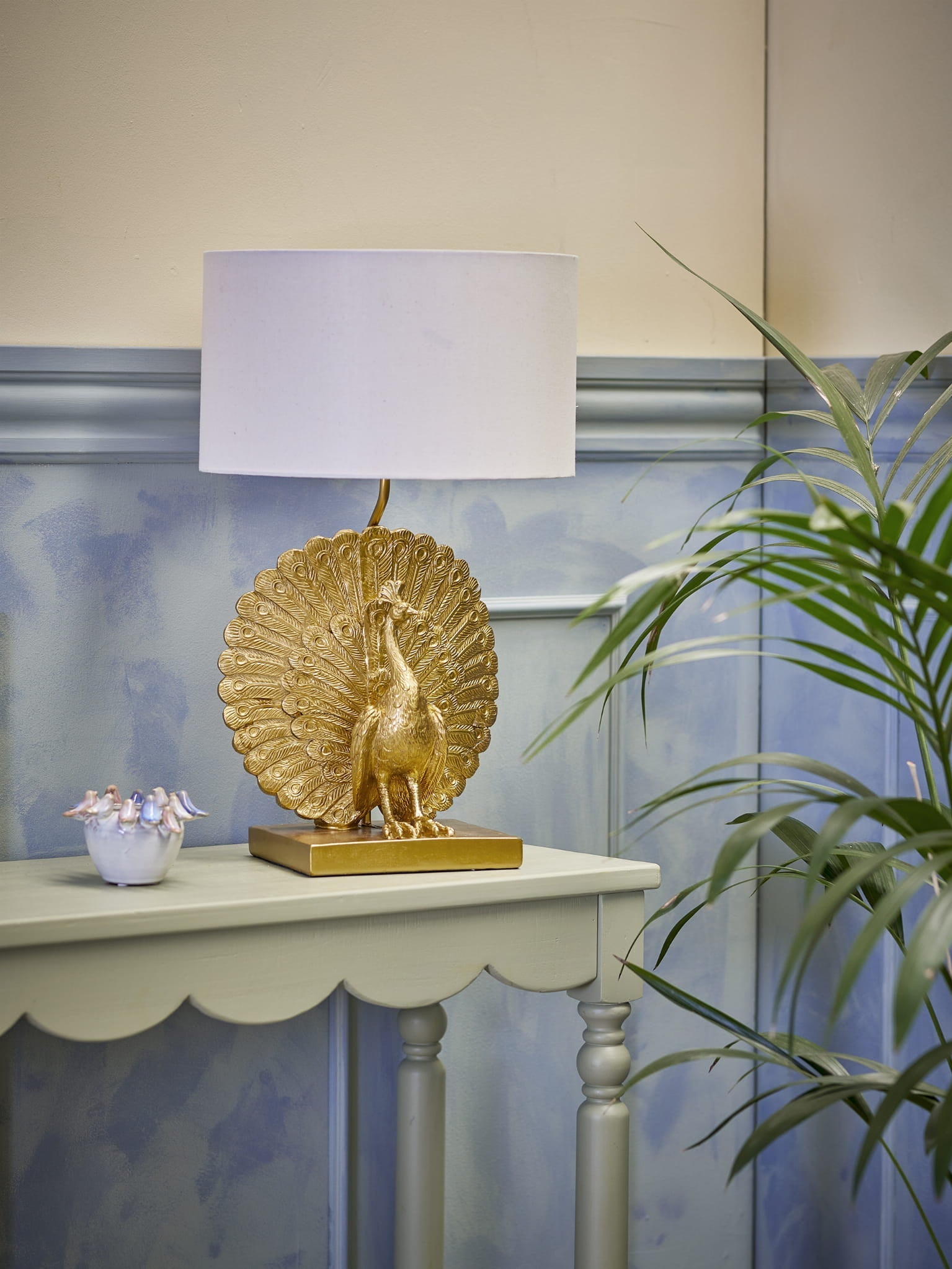 Lampa stołowa Peacock złota żywica poliestrowa Bloomingville