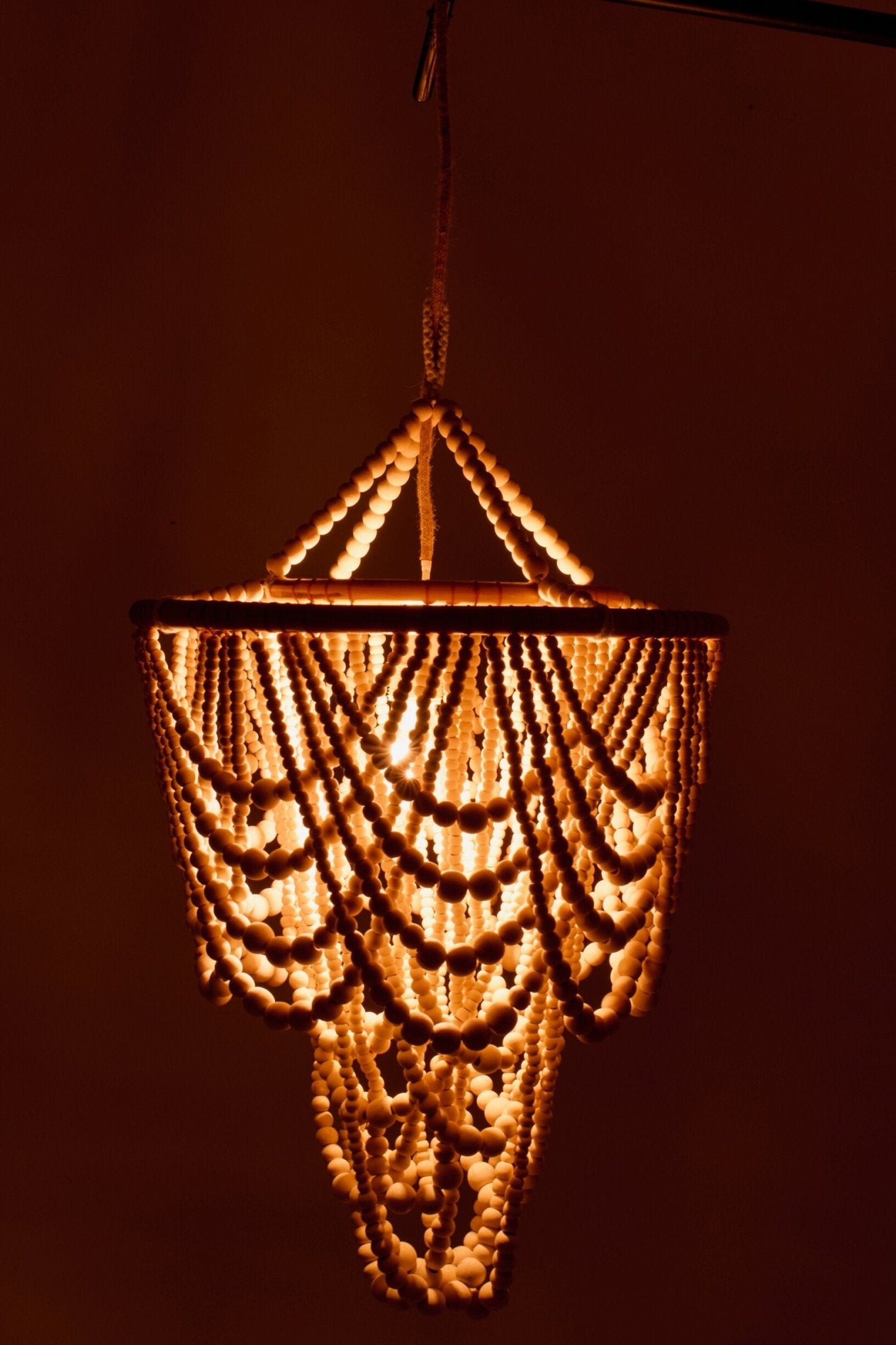 Lampa wisząca BEADS z drewnianych koralików J-LINE
