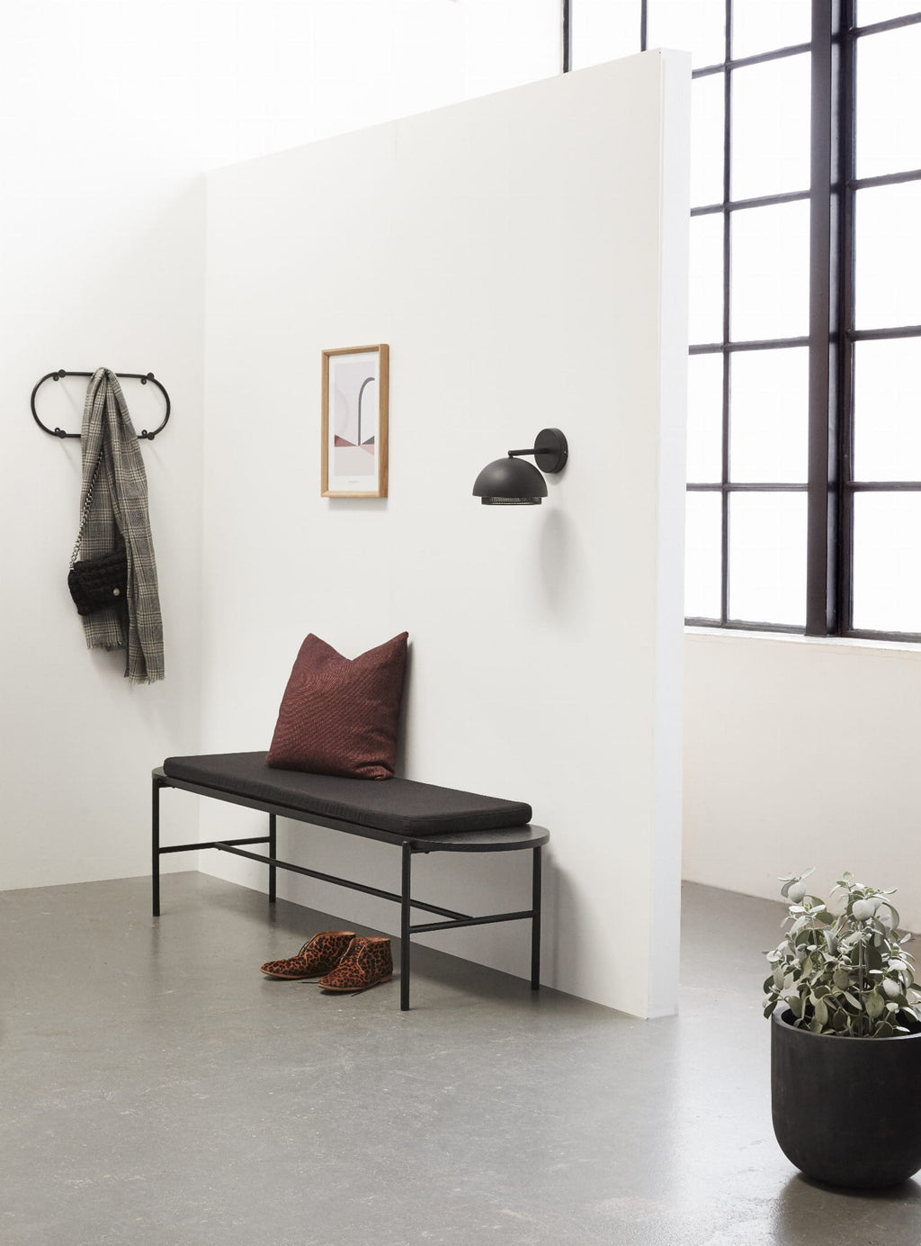 Ławka Norm czarna 180x45xh49cm Hübsch