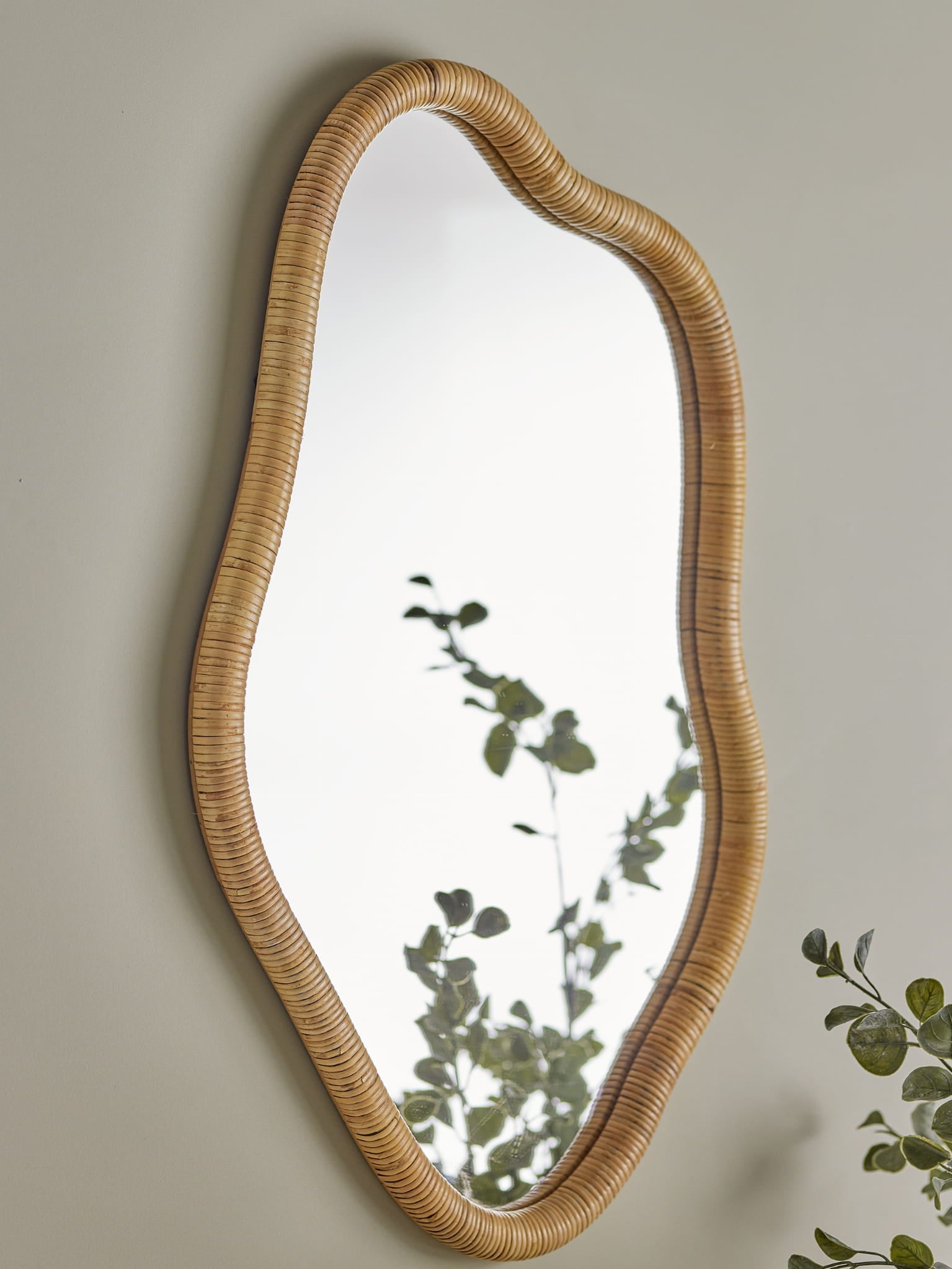 Lustro Ashlie rattanowe asymetryczne 80x50 cm Bloomingville