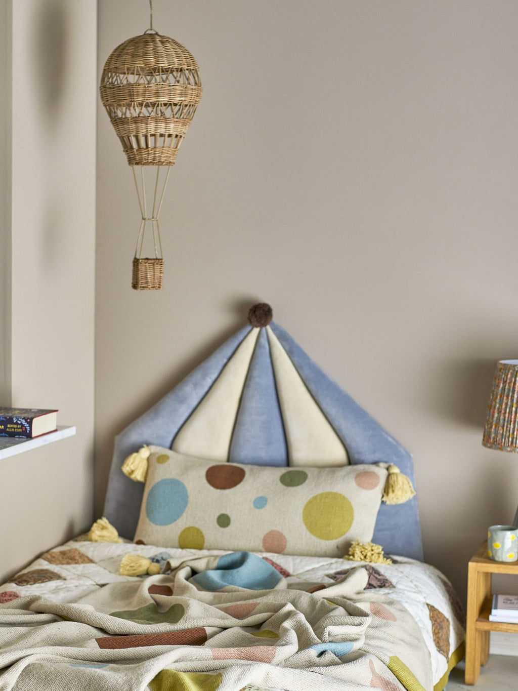 Narzuta Clennie DOTS bawełna z recyklingu w pastelowe kropki 160x130cm Bloomingville