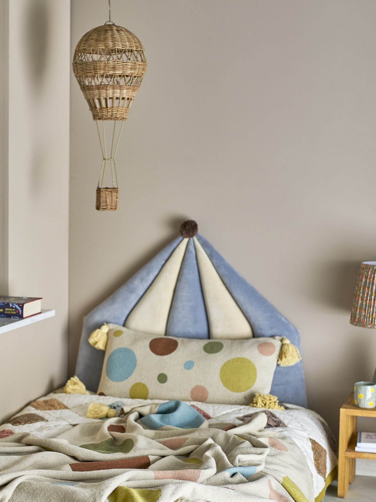 Narzuta Clennie DOTS bawełna z recyklingu w pastelowe kropki 160x130cm Bloomingville