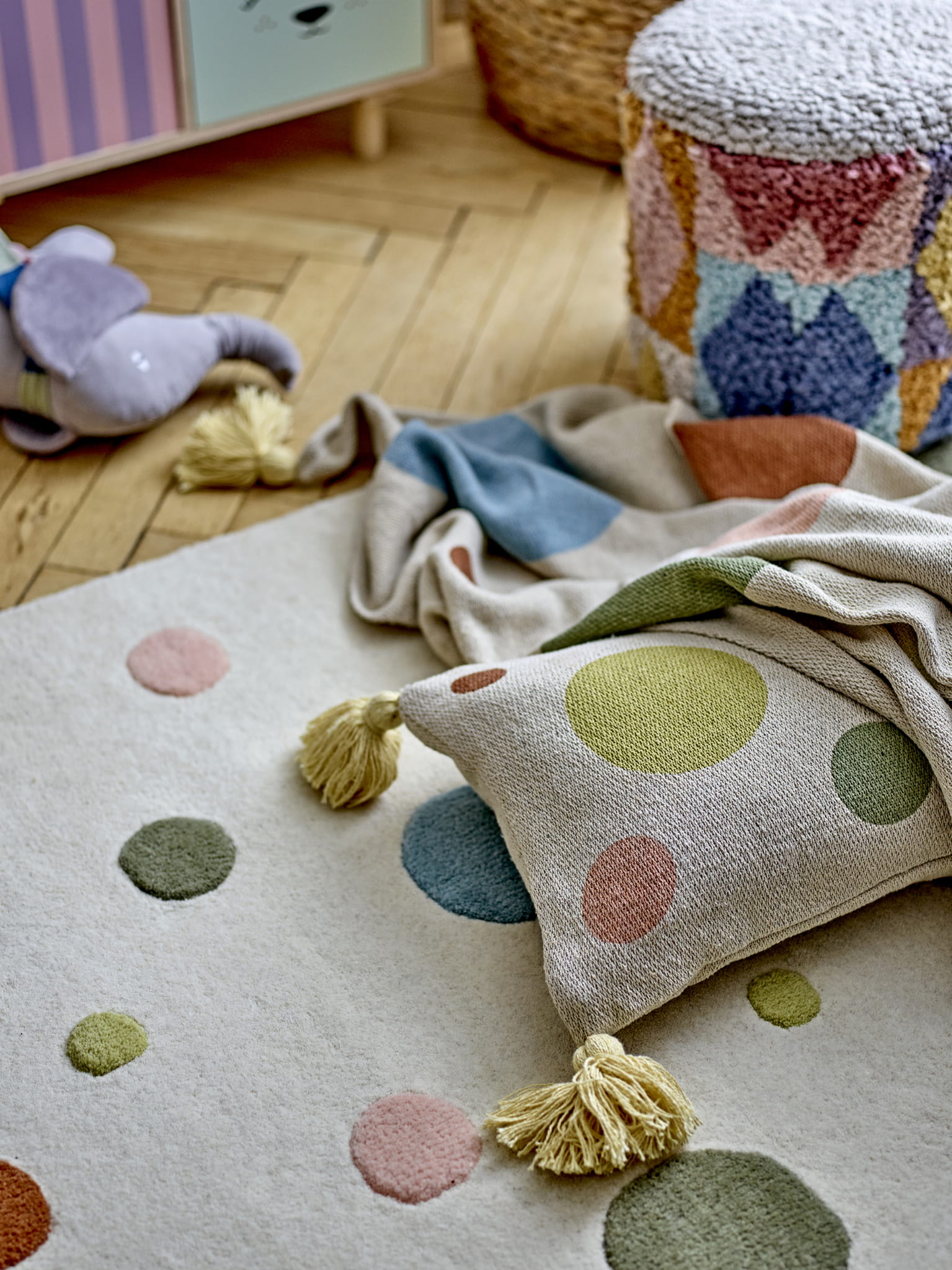 Narzuta Clennie DOTS bawełna z recyklingu w pastelowe kropki 160x130cm Bloomingville