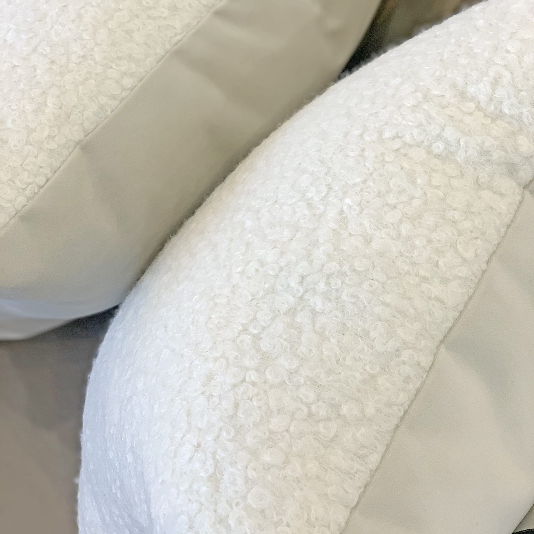 Poduszka Boucle biała śmietankowa THE HOMECEPT
