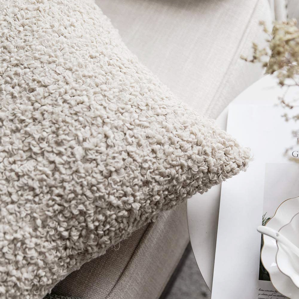 Poduszka Boucle Teddy beżowa THE HOMECEPT