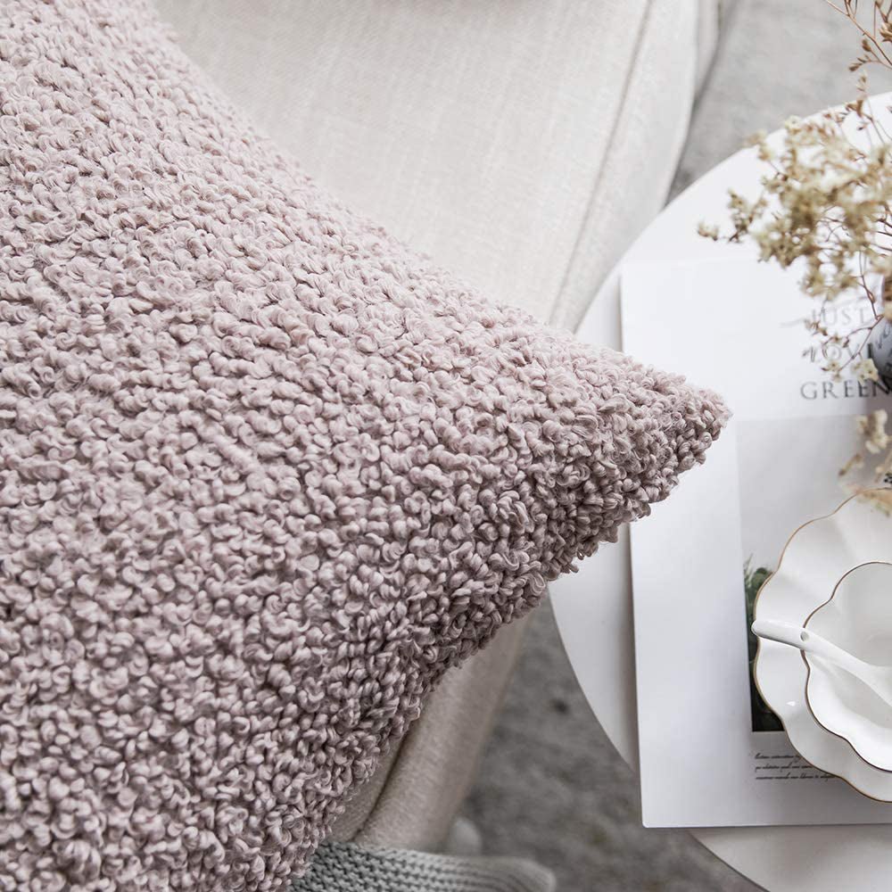 Poduszka Boucle Teddy brudny róż THE HOMECEPT