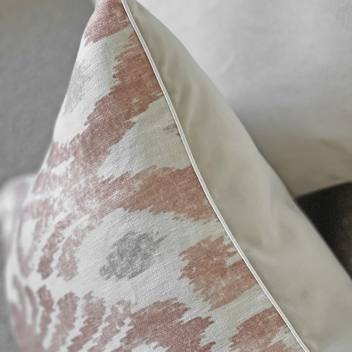 Poduszka dekoracyjna Ikat Nude THE HOMECEPT