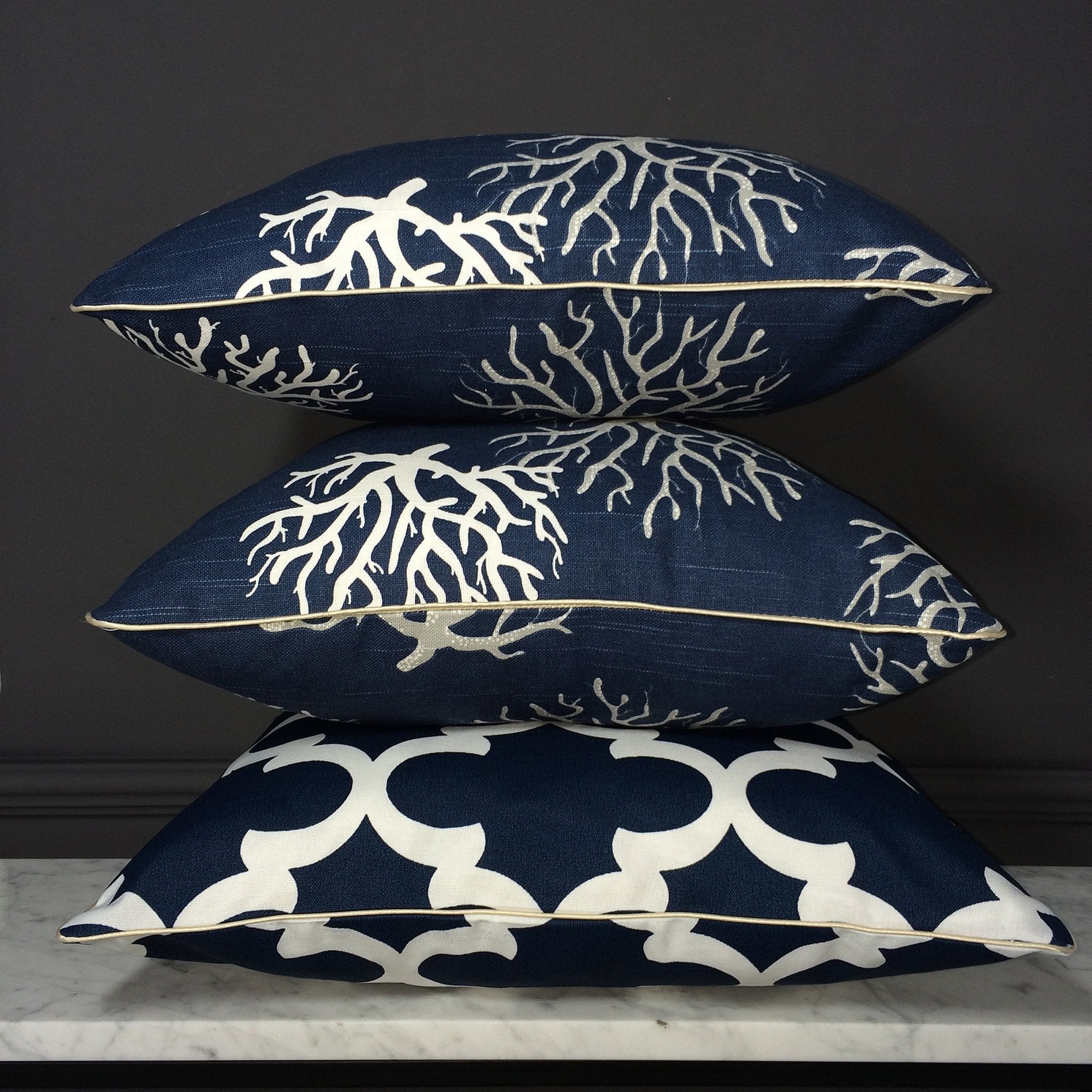 Poduszka dekoracyjna koralowiec Coral Navy THE HOMECEPT
