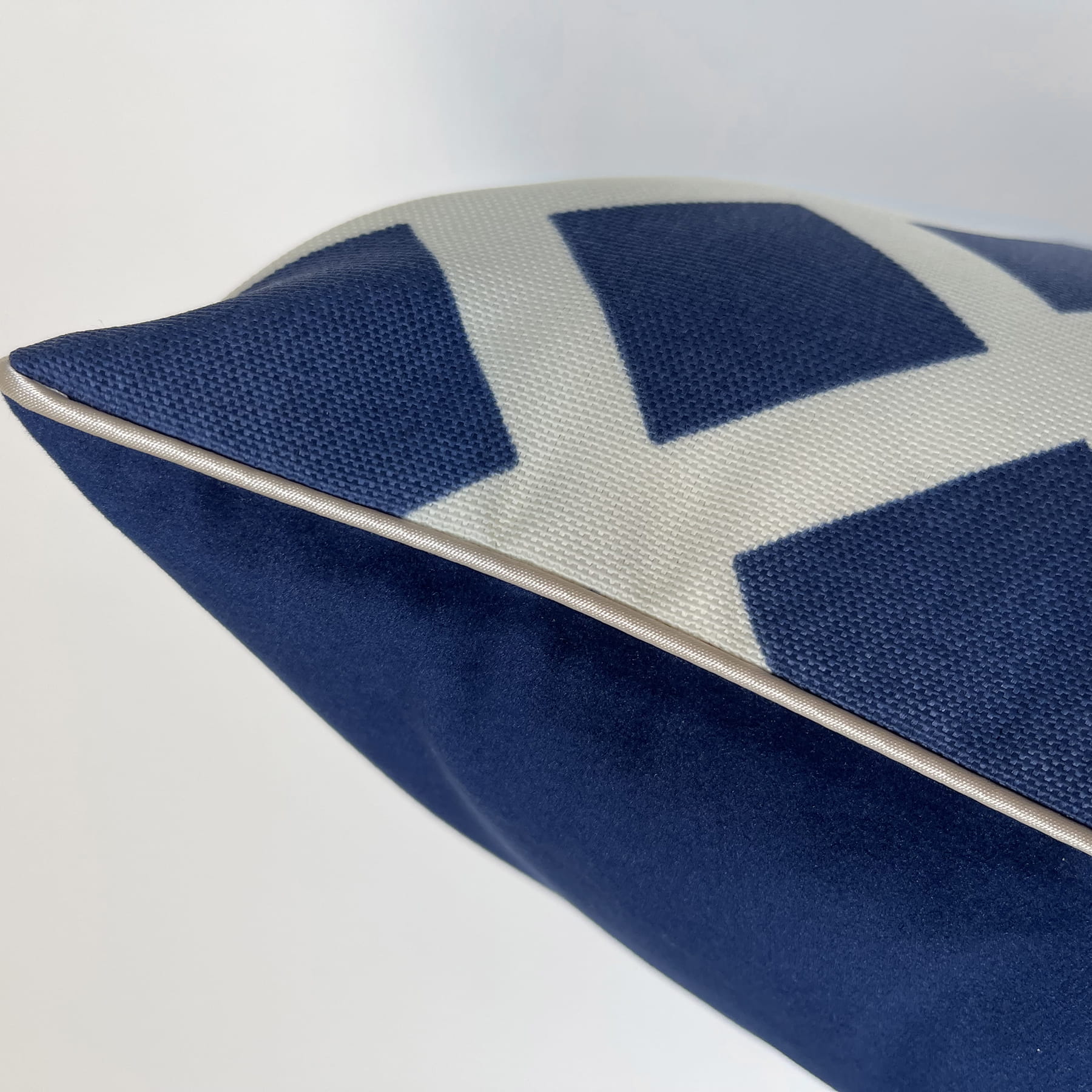 Poduszka dekoracyjna Trelis Navy THE HOMECEPT