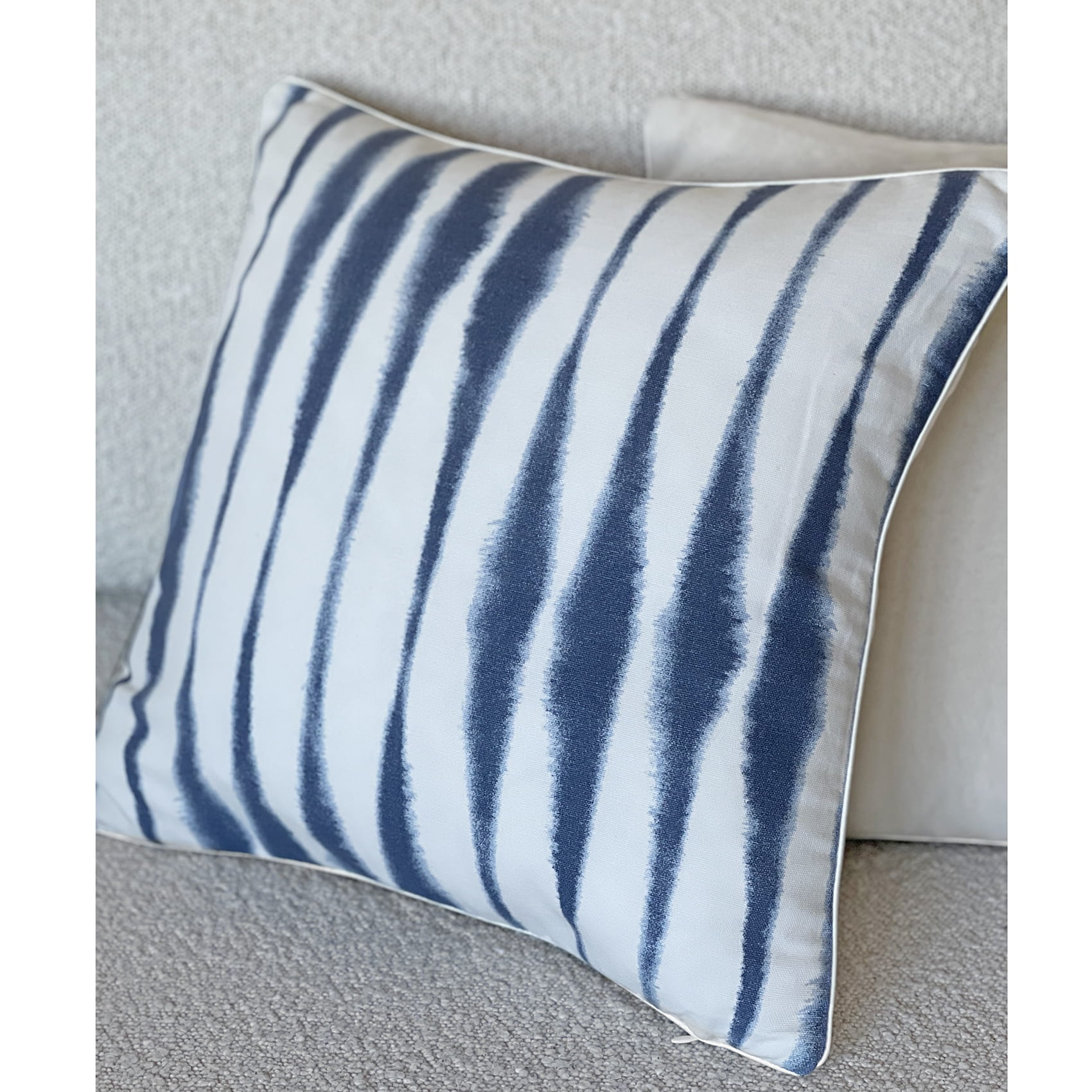 Poduszka Indigo z efektem tie dye 45x45cm THE HOMECEPT