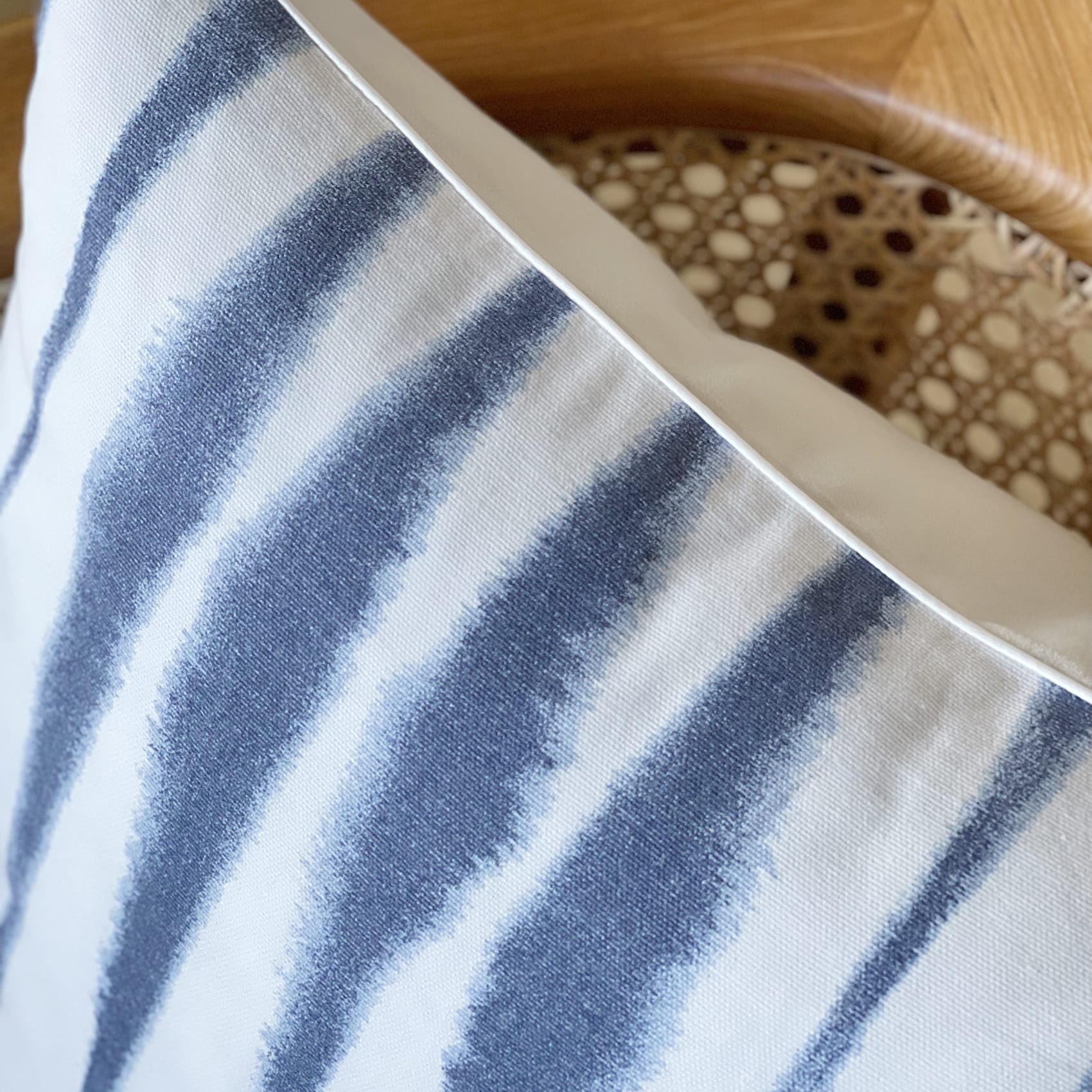 Poduszka Indigo z efektem tie dye 45x45cm THE HOMECEPT