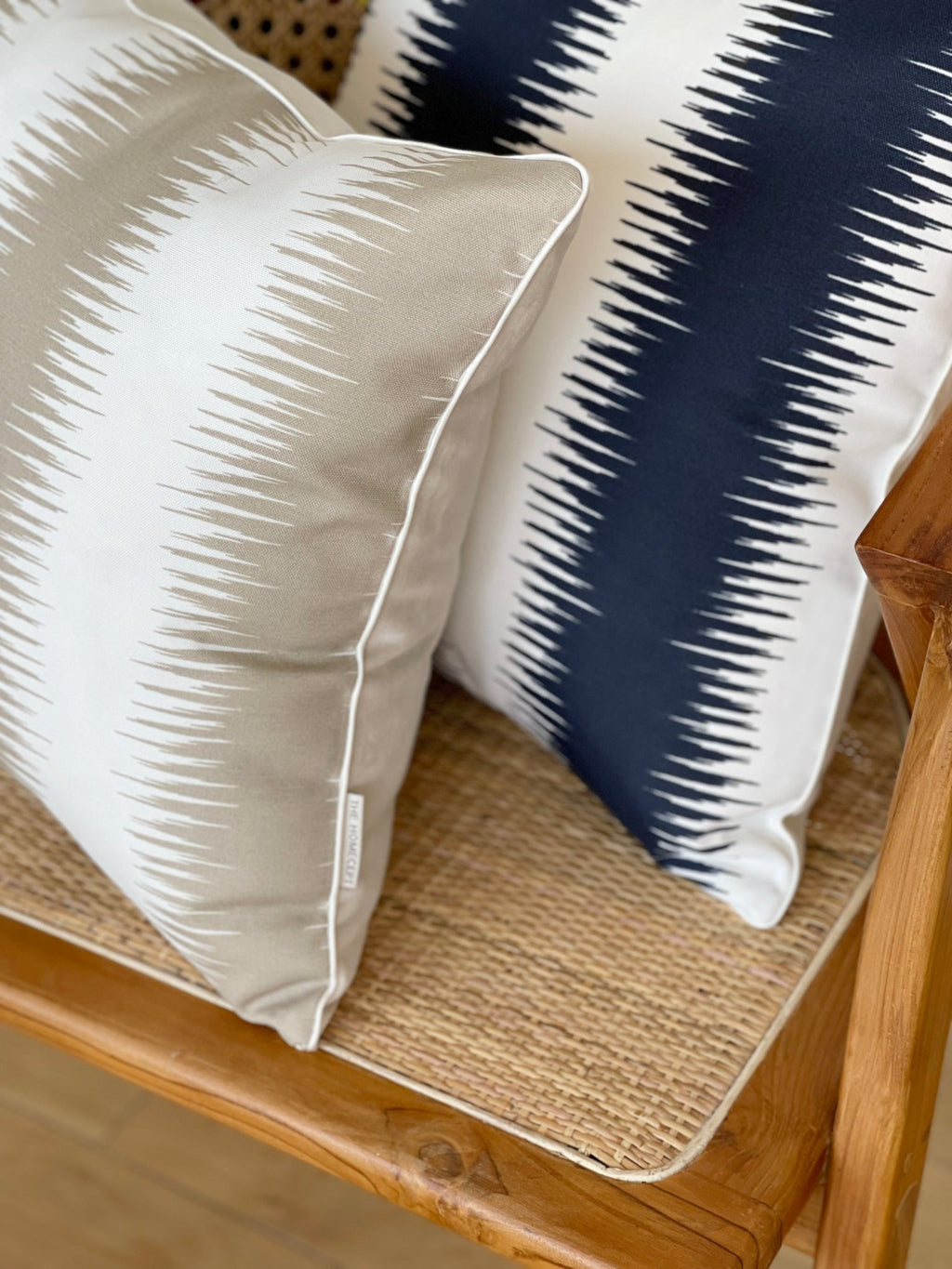 Poduszka Porto Cervo beżowa ikat THE HOMECEPT