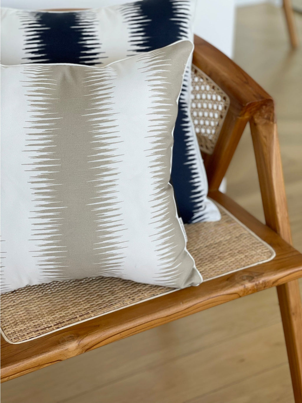 Poduszka Porto Cervo beżowa ikat THE HOMECEPT