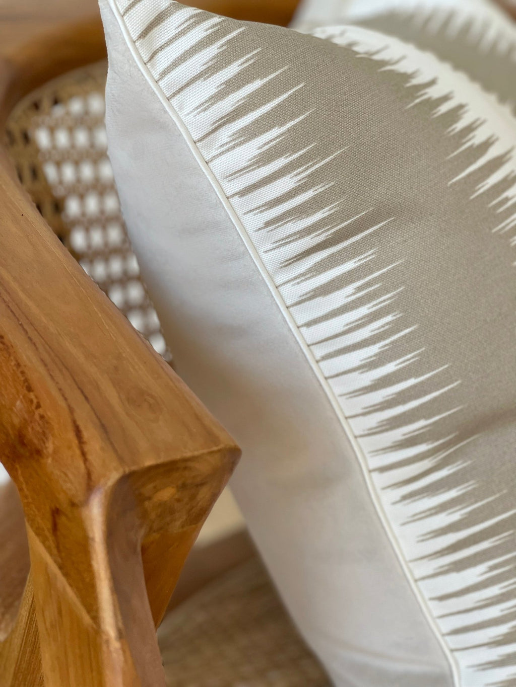 Poduszka Porto Cervo beżowa ikat THE HOMECEPT
