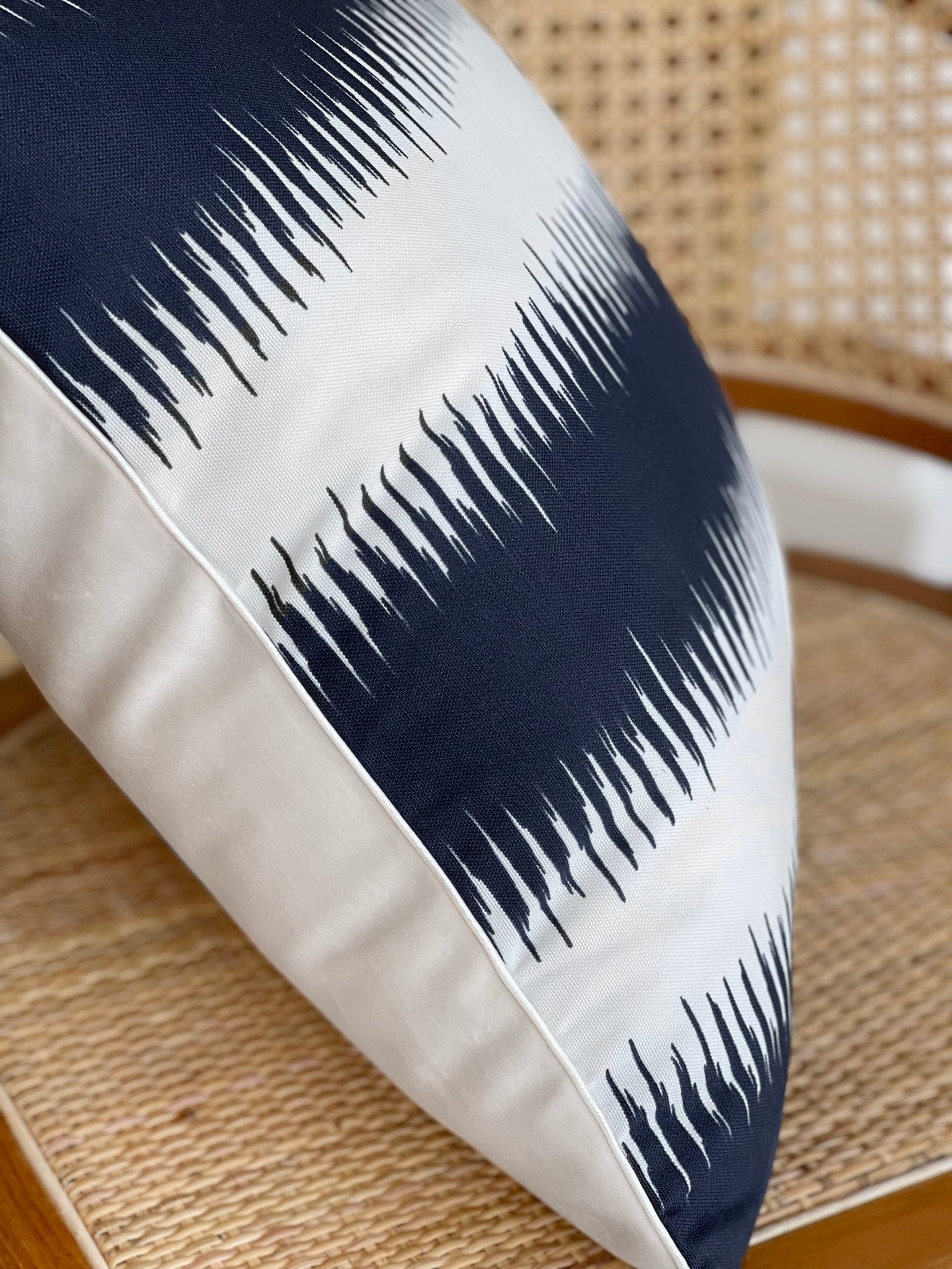 Poduszka Porto Cervo granatowa ikat THE HOMECEPT