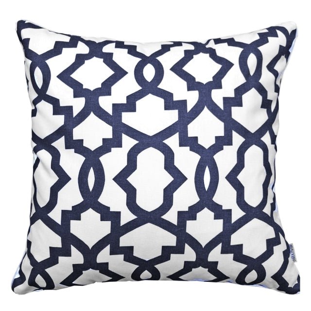 Poduszka z geometrycznym wzorem Geo Navy THE HOMECEPT