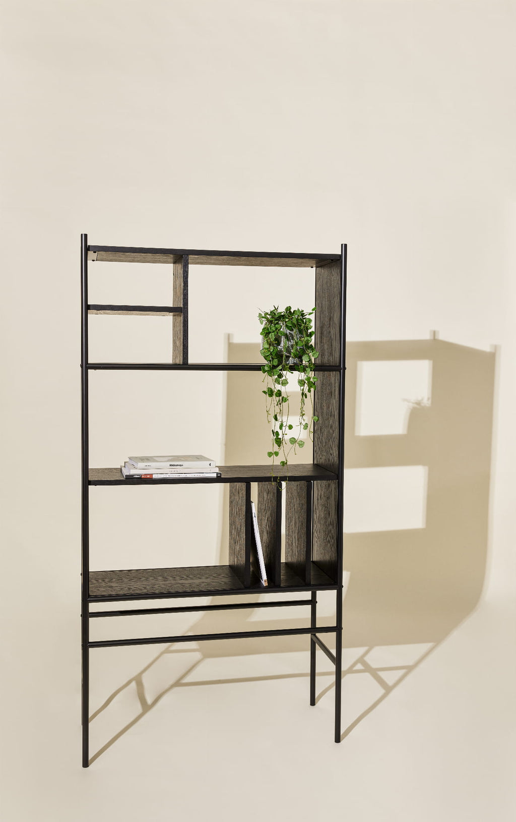 Regał Divide czarny 79x32xh160cm Hübsch