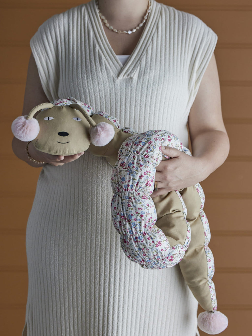 Sofi Pluszak róż bawełna miękka gąsienica 115 cm Bloomingville
