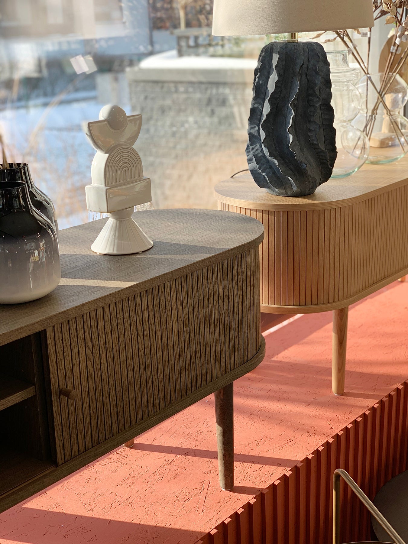 Ciemna szafka RTV do salonu w stylu modern i mid-century