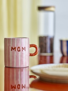 Kubek MOM Cherish – kamionka, napis MOM / LOVE, minimalistyczny styl. Idealny prezent dla mamy i na Baby Shower