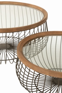 Szklany blat stolika kawowego wykończony drewnianą ramą – detal