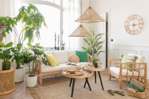 Fotel Elise rattan naturalny z jasnymi kremowymi poduszkami