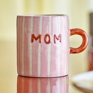 Kubek MOM Cherish – kamionka, napis MOM / LOVE, minimalistyczny styl. Idealny prezent dla mamy i na Baby Shower