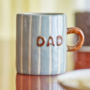 Kubek DAD / LOVE z kamionki. Minimalistyczny, stylowy prezent dla ukochanego taty, młodego taty lub przyszłego taty.